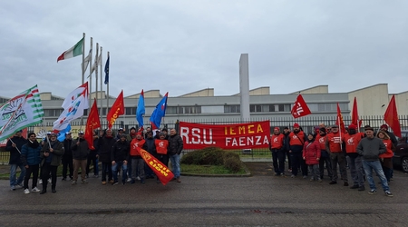 Nuovo sciopero dei metalmeccanici: oggi si &egrave; svolto un presidio davanti alla Iemca di Faenza. Nel reparto produzione raggiunta l&rsquo;adesione del 95%.Gi&agrave; annunciato un ulteriore pacchetto di scioperi per il mese di marzo
