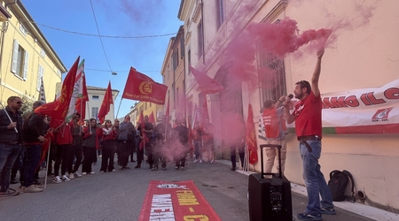 Folto presidio davanti alla sede di Confindustria Ravenna e alta adesione allo sciopero proclamato da Fim Cisl, Fiom Cgil e Uilm Uil